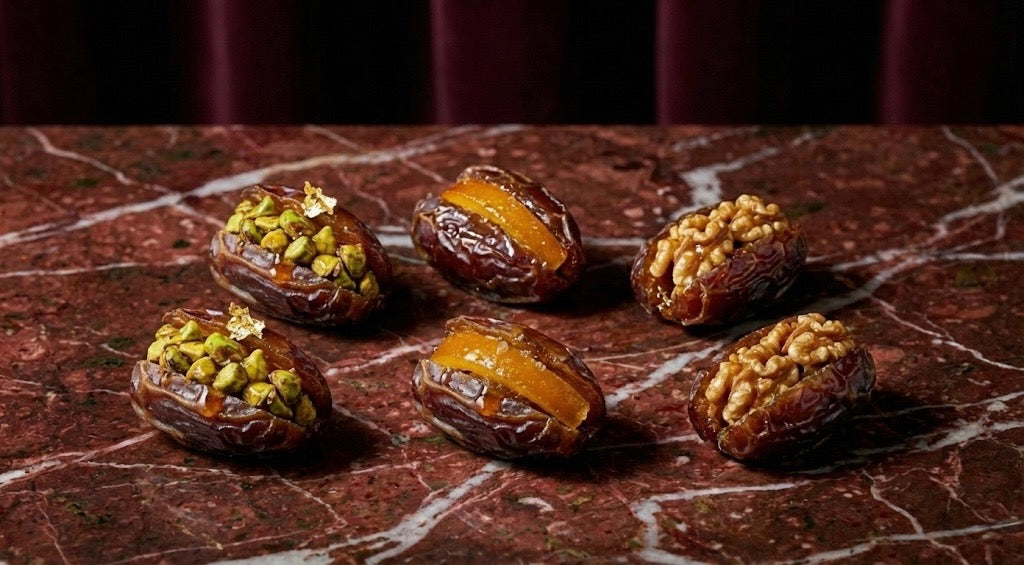 assortiment des dattes medjoul fourrées signature de chez Paty Paris. dattes medjoul fourrées pistache caramélisées, écorces d'orange confite et gros cerneaux de noix caramélisées