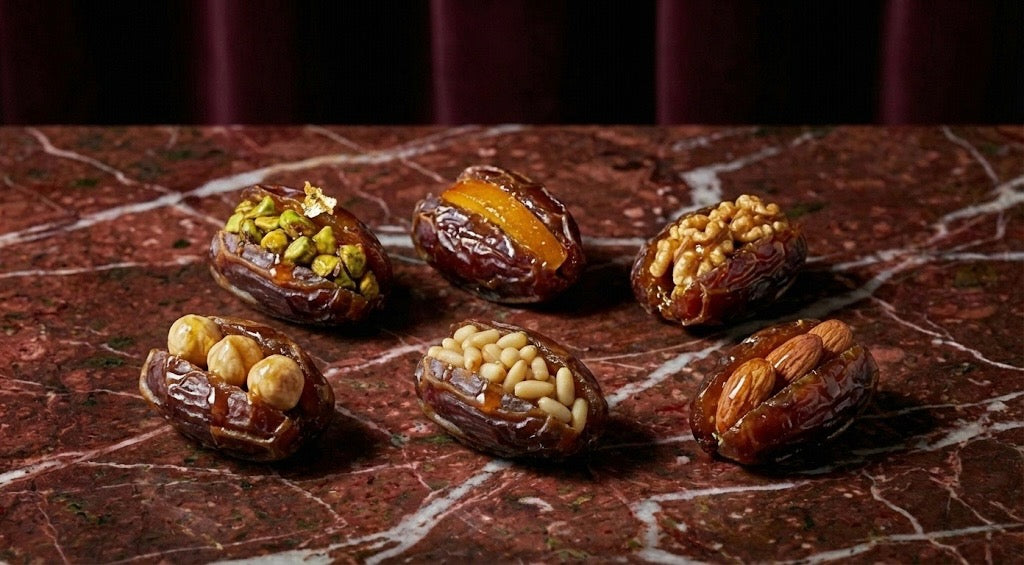 assortiment des dattes medjoul fourrées de chez Paty Paris.Pour un coffret découverte. Qui contient dattes medjoul fourrées pistache caramélisées, écorces d'orange confite, gros cerneaux de noix caramélisées, amandes caramélisées, pignons caramélisées et noisettes caramélisées. 