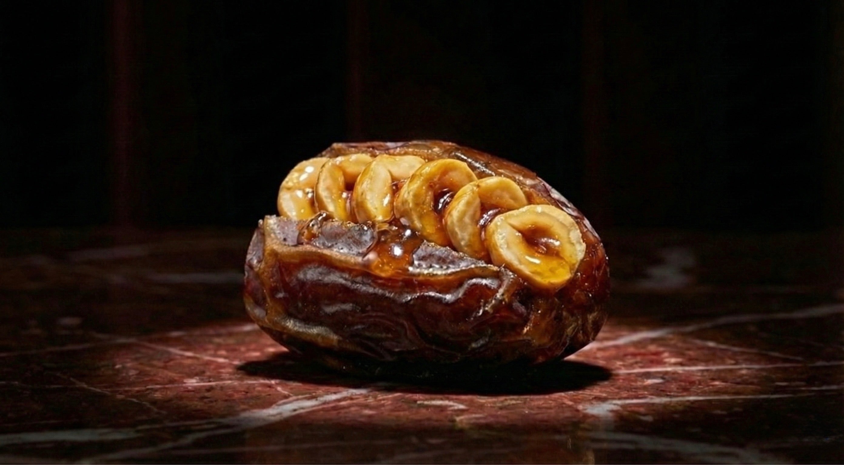 grosse datte medjoul fourée à la noisette caramélisées 