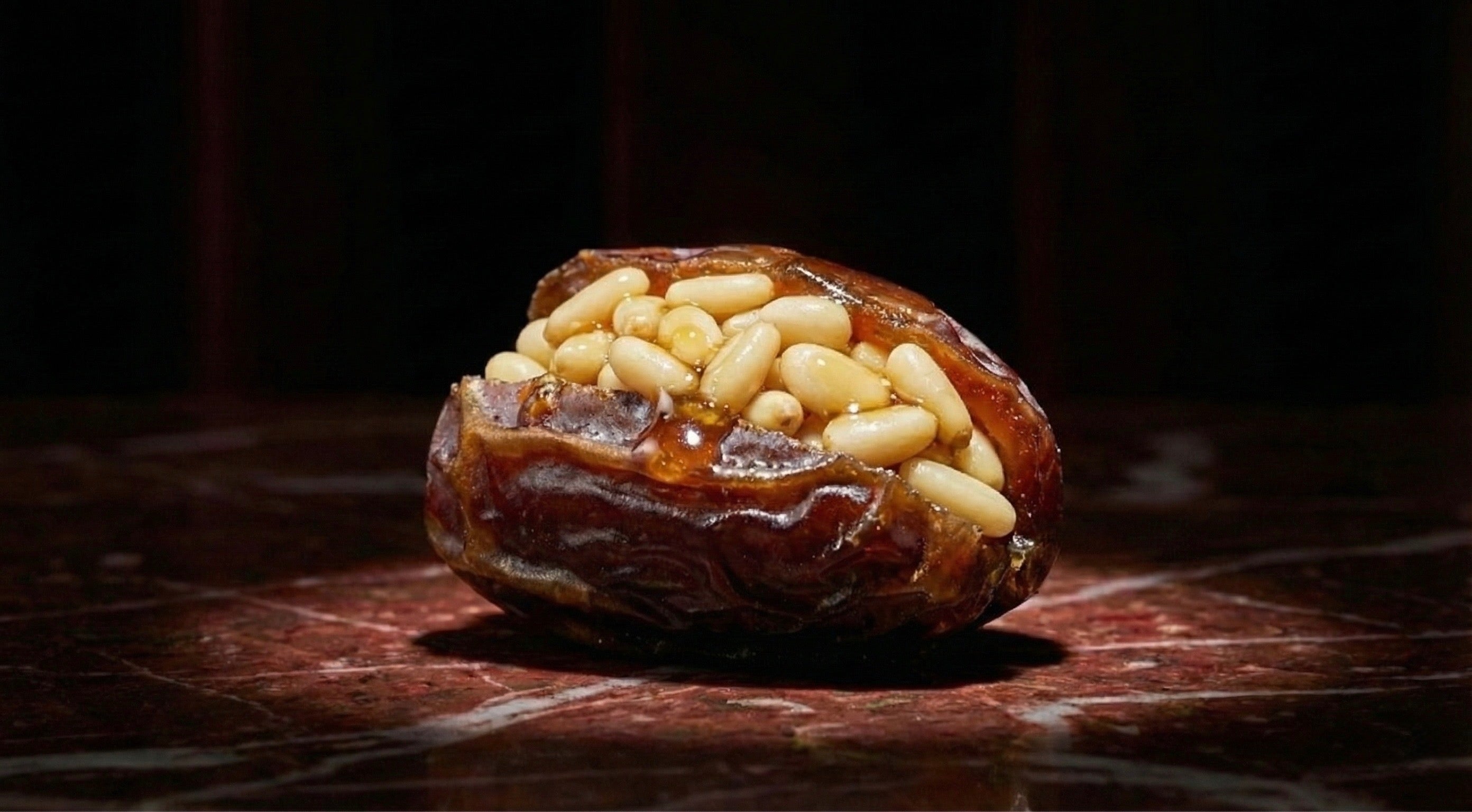 grosse datte medjoul fourée aux pignons caramélisées 